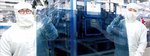 경기 파주 LG디스플레이 공장에서 연구원들이 나노셀 TV에 적용되는 편광판을 살펴보고 있다. LG 제공 