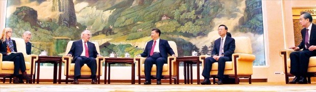 시진핑 중국 국가주석(왼쪽 세 번째)이 19일 중국 베이징 인민대회당에서 렉스 틸러슨 미국 국무장관(두 번째)과 이야기하고 있다. 양제츠 중국 외교담당 국무위원(네 번째)과 왕이 외교부장(맨 오른쪽)이 두 사람의 대화를 지켜보고 있다. 베이징AFP연합뉴스