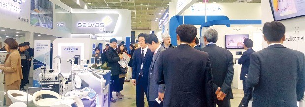 지난 16일부터 19일까지 서울 코엑스에서 열린 국제의료기기·병원설비 전시회(KIMES)에서 관람객들이 셀바스가 전시한 의료기기 제품을 살펴보고 있다. 김근희 기자 