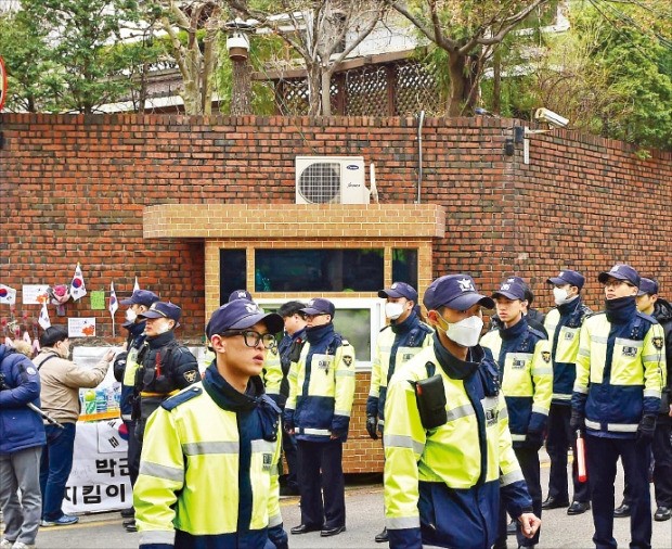 < 경비 삼엄한 삼성동 > 검찰의 박근혜 전 대통령 소환을 하루 앞둔 20일 서울 삼성동 박 전 대통령 자택 주변을 경찰이 경비하고 있다. 허문찬 기자 sweat@hankyung.com