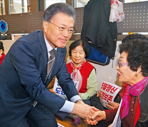 문재인 전 더불어민주당 대표가 20일 광주 동구 국립아시아문화전당에서 옛 전남도청 보존을 요구하며 농성 중인 5·18 단체 회원들을 만났다. 문 전 대표는 ‘군복무 시절 전두환 전 대통령의 표창을 받았다’는 발언과 관련해 일부 회원의 항의를 받았다. 연합뉴스