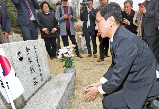 안희정 충남지사가 20일 서울 수유리 국립 4·19 민주묘지를 방문, 김주열 열사 묘를 찾아 참배하고 있다. 연합뉴스