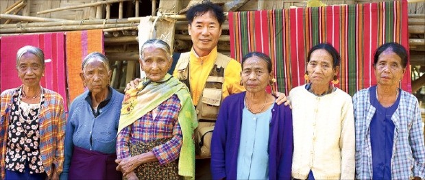 신제섭 씨(가운데)가 미얀마에서 얼굴에 문신을 한 친(chin)족 할머니들과 웃고 있다.