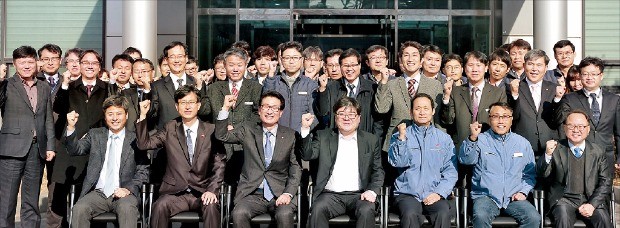 김용진 한국동서발전 사장(앞줄 왼쪽 네 번째)과 임직원이 발전기술개발원 개원식 후 기념촬영하고 있다. 한국동서발전  제공 