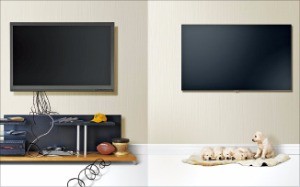 지저분한 과거 케이블(왼쪽)과 정돈된 QLED TV의 투명 광케이블. 삼성전자 제공
 