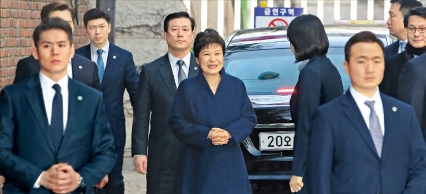 21시간이 넘는 검찰 조사를 마친 박근혜 전 대통령이 22일 오전 7시6분께 서울 삼성동 자택에 도착해 지지자들을 향해 웃고 있다. 지지자 중 일부는 자택 앞에서 밤을 새우며 박 전 대통령을 기다렸다. 연합뉴스