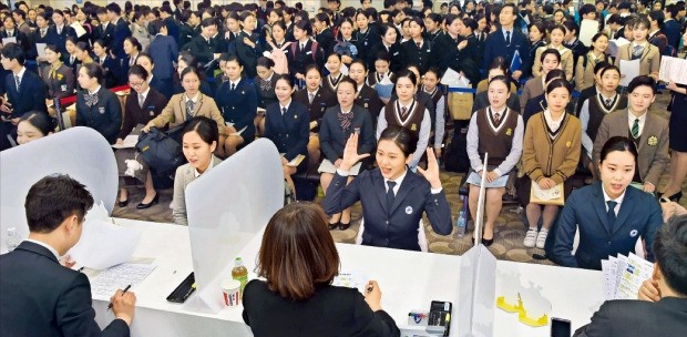 < 취업 희망 고교생 1만5000명 몰려 > 국내 최대 고졸 취업박람회인 ‘2017 대한민국 고졸인재 잡콘서트’가 22일 경기 고양시 킨텍스 제2전시관에서 이틀 일정으로 개막했다. 대기업, 금융회사, 공공기관 등 105곳이 참여한 이날 행사에는 1만5000여명의 취업 준비생이 몰렸다. 우리은행 현장면접에 참가한 학생들이 “왜 은행원이 되려느냐”는 질문에 답하고 있다. 김영우 기자 youngwoo@hankyung.com