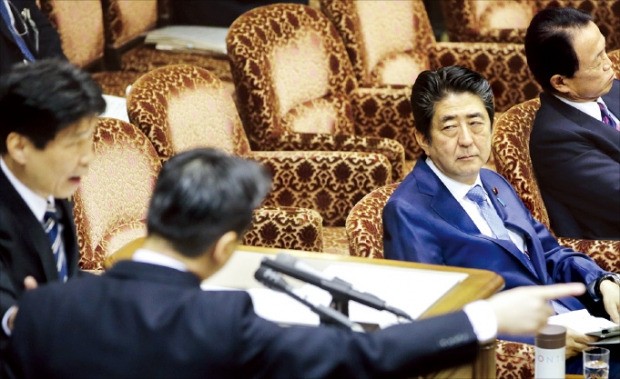 아베 '아키에 스캔들' 확산에 위기