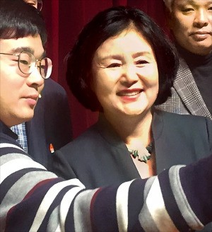 문재인 전 더불어민주당 대표의 부인 김정숙 씨(오른쪽)가 25일 전남 목포문화예술회관에서 열린 광주전남 청년기업가 500인 토크콘서트에 참석한 뒤 한 지지자와 기념사진을 찍고 있다. 은정진 기자