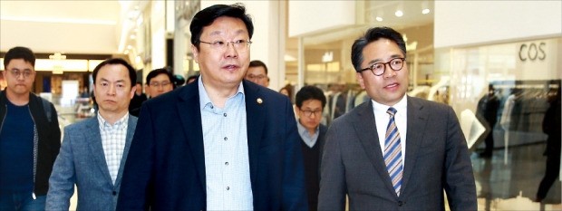 주형환 산업통상자원부 장관(앞줄 왼쪽)이 26일 경기 하남에 있는 신세계그룹의 국내 최대 복합쇼핑몰 ‘스타필드하남’을 방문해 매장을 둘러보고 있다. 산업부 제공