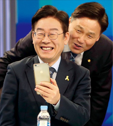 이재명 성남시장이 26일 대전MBC에서 열린 합동 토론회에 참석해 SNS 생중계를 하며 활짝 웃고 있다. 연합뉴스