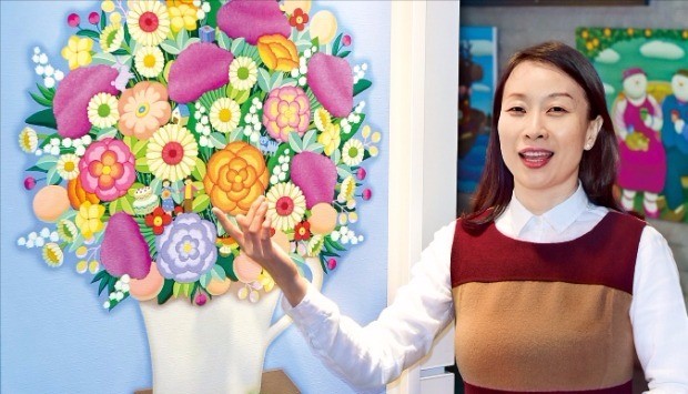 서양화가 김은기 씨가 서울 중림동 한경갤러리에 전시된 자신의 작품 ‘행복한 정원’을 설명하고 있다. 허문찬 기자 sweat@hankyung.com  