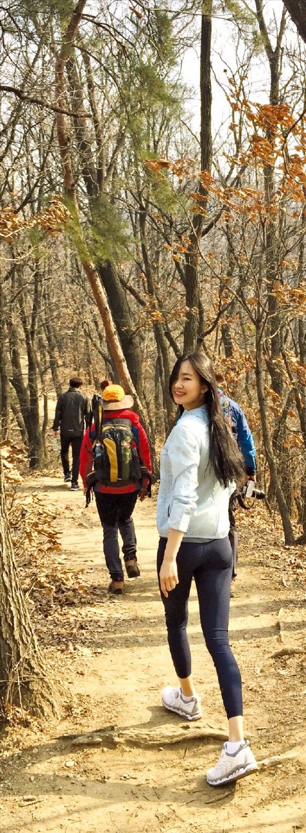 블랙야크는 20대 여성을 겨냥한 레깅스 등산복 ‘제나레깅스’를 내놨다. 