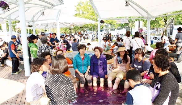 한방족욕카페에서 온천을 즐기는 관광객들