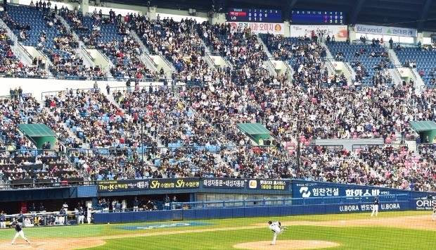 프로야구 우렁찬 "플레이볼"…도전! 관중 1000만 시대