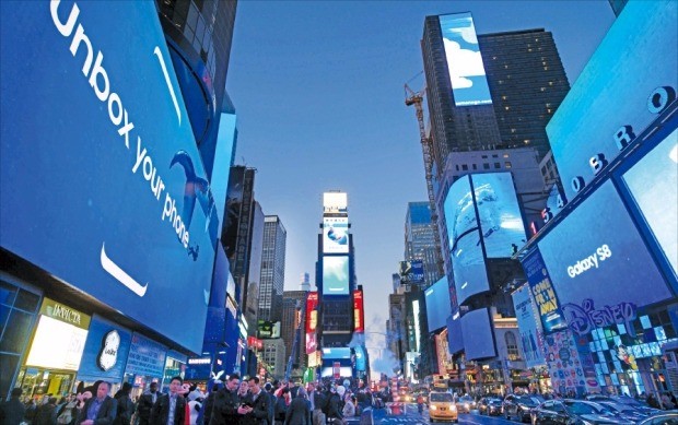< ‘갤럭시S8’로 가득 찬 뉴욕 타임스스퀘어 > 삼성전자가 29일(현지시간) 미국에서 스마트폰 신제품 ‘갤럭시S8’을 공개한 데 이어 뉴욕 타임스스퀘어에서 대규모 옥외 광고를 시작했다. 이날 42개의 대형 옥외 광고판은 푸른 바닷속을 고래가 유영하는 모습의 갤럭시S8 광고로 채워졌다. 삼성은 제품 출시일인 다음달 21일에도 같은 광고를 낼 계획이다. 삼성전자 제공