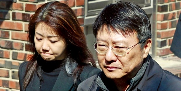 < 침통한 ‘핏줄’ > 박지만 EG 회장(오른쪽)과 부인 서향희 변호사가 굳은 표정으로 박근혜 전 대통령의 서울 삼성동 자택을 나서고 있다. 연합뉴스