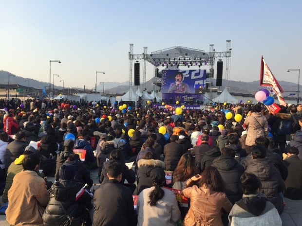 "탄핵은 범죄" VS "박근혜 구속"..탄핵심판 前 찬반단체 '총력전'