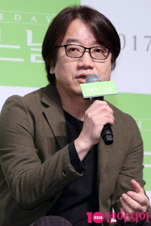 [TEN PHOTO] 인사말 하는 이윤기 감독