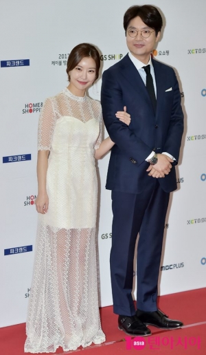 [TEN PHOTO]레이디 제인-김태현 &#39;다정하게 팔장끼고..&#39;