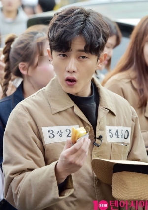 [단독][TEN PHOTO]김민석 &#39;계란빵도 멋있게 먹네&#39;(피고인 시청율 공약)