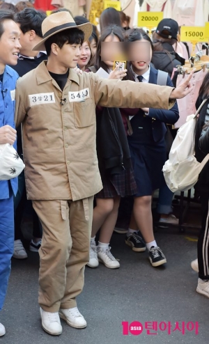 [단독][TEN PHOTO]김민석 &#39;팬들을 챙기는 죄수&#39;(피고인 시청율 공약)