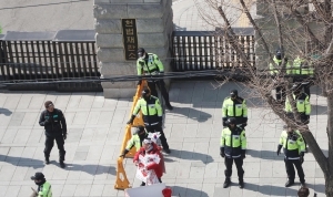  긴장 감도는 헌재…경찰 '갑호비상' 속 철통경비