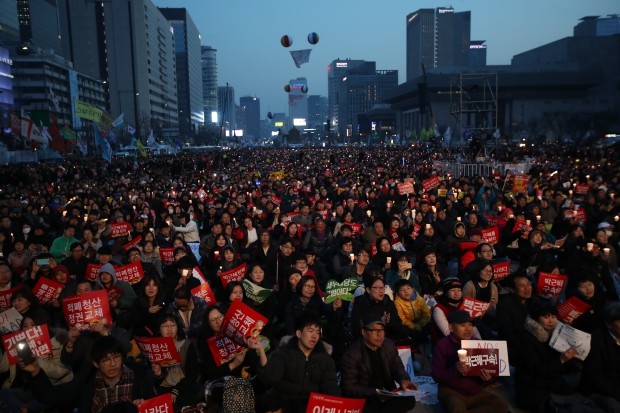 촛불집회, 축제 분위기 속 "이젠 박근혜 구속"