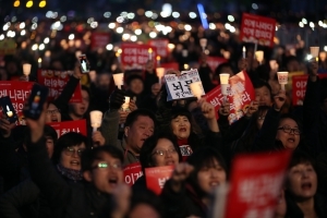 마침표 찍은 '탄핵 촛불'…'판결 불복' 선언한 태극기