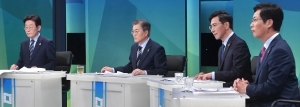 문재인 "당정일체" vs 안희정 "총재 할거냐"…대연정·캠프구성 충돌