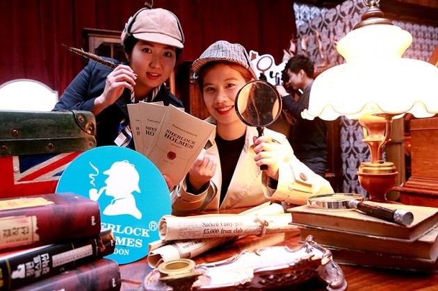 2일 신촌점 유플렉스 12층 문화홀 '셜록 홈즈(SHERLOCK HOLMES)의 탐정 사무소'에 설치된 '셜록의 방'에서 탐정복장을 한 직원들이 추리게임을 소개하고 있다. (자료 = 현대백화점)