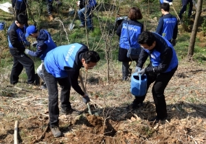 IBK투자증권, 상암 월드컵공원서 나무심기 봉사활동