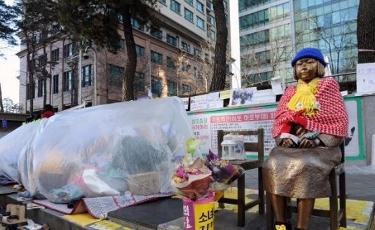 서울 종로의 옛 일본대사관 앞에 설치된 소녀상. / 사진=한경 DB