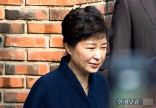 박근혜 전 대통령이 3월21일 오전 피의자 신분으로 서울 서초구 서울중앙지검에 출석하기 위해 서울 삼성동 자택을 나서고 있다. / 최혁 한경닷컴 기자 chokob@hankyung.com