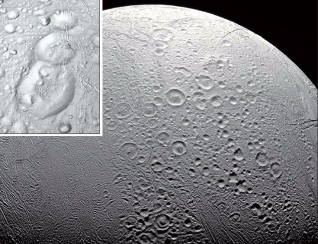 미국항공우주국(NASA) 토성 탐사선인 카시니가 지난해 11월27일 촬영한 위성 엔켈라두스 모습. 작은 사진은 카시니가 2015년 10월14일 근접 촬영한 엔켈라두스 분화구. NASA 제공