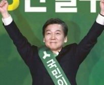 손혜원 "안철수 포스터, 범상치 않아 놀랐지만 결국 국민 속인 것"