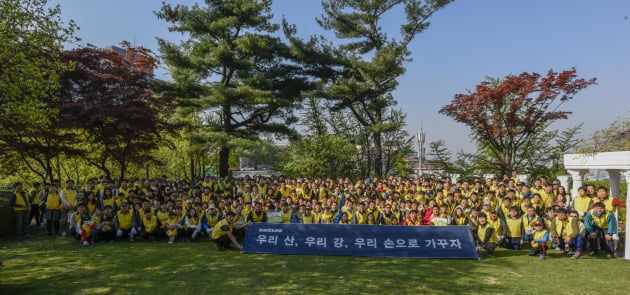 대림그룹 임직원과 가족들이 정화활동에 앞서 남산 야외식물원에서 단체 사진을 촬영하고 있다. 대림산업 제공
