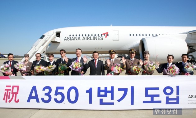 아시아나항공은 26일 인천국제공항 주기장에서 차세대 항공기로 꼽히는 에어버스 A350 1호기 도입 기념행사를 진행했다. 박삼구 금호아시아나그룹 회장(오른쪽 여섯번째)과 김수천 아시아나항공 사장(오른쪽 일곱번째)이 임직원들과 함께 도입 항공기 앞에서 기념촬영을 하고 있다. 아시아나항공 제공.