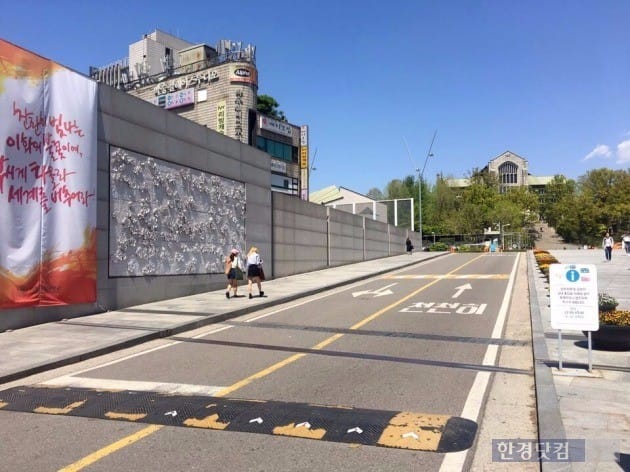 지난 27일 서울 서대문구 이화여대 정문 앞. 완연해진 봄 날씨에도 불구하고 중국 관광객들은 거의 없다.