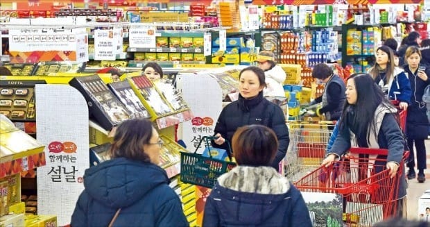치킨에 이어 라면 가격 도미노 인상이 현실화 됐다. 국내 원조 라면회사인 삼양식품은 내달 1일부터 라면 가격을 평균 5.4% 올리기로 했다고 28일 밝혔다. 한경DB. 
