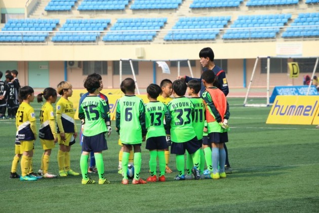 30일 동두천 종합운동장에서 열린 '2017전국 유소년 축구대회'에서 양정민FC와 화성유소년클럽이 심판에게 주의사항을 듣고 있다./사진=김정호 기자 
