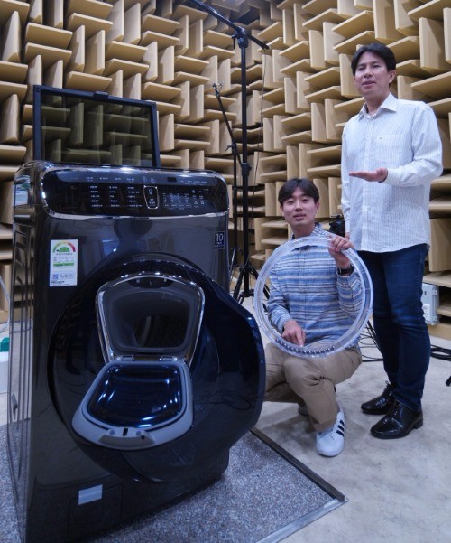 플렉스워시를 개발한 김승훈(왼쪽)·조성진 삼성전자 책임연구원이 수원 삼성전자 디지털시티의 소음측정실에서 포즈를 취했다. 김 연구원이 들고 있는 것이 세탁통의 진동을 상쇄하는 역할을 하는 ‘볼 밸런서’다.  삼성전자 제공