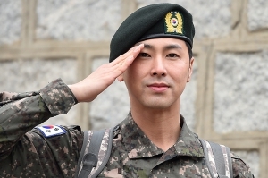  유노윤호, '늠름한 모습의 정병장'