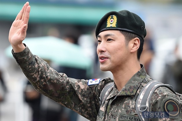 [HEI포토] 유노윤호, '멋진 손인사~'