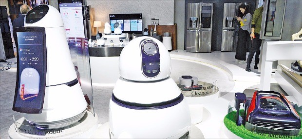 LG전자는 미국 라스베이거스에서 열린 CES 2017에서 상업용 로봇을 공개했다. 왼쪽부터 공항 안내 로봇, 공항 청소 로봇, 잔디깎이 로봇. LG전자 제공
 