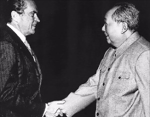1972년 2월 중국 베이징에서 마오쩌둥 당시 공산당 주석(오른쪽)이 리처드 닉슨  미국 대통령과 만나 악수하고 있다.  