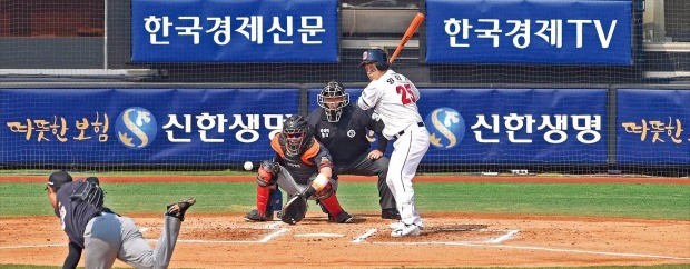 잠실야구장 뜨겁게 달군 응원 함성…프로야구, 첫 주말부터 '흥행몰이'