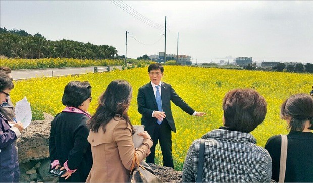 지난달 29일 신한은행이 제주도에서 연 ‘부동산 필드아카데미’에서 수강생들이 고준석 신한은행 부동산투자자문센터장의 설명을 들으며 주변 땅을 살펴보고 있다. 조수영  기자 delinews@hankyung.com 