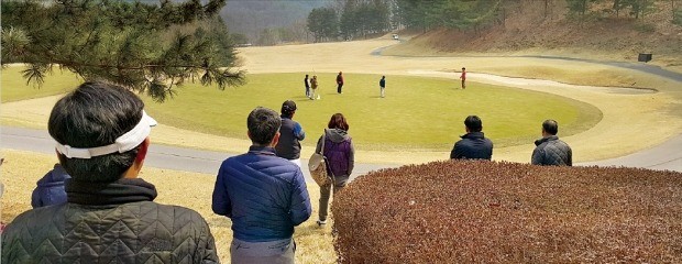 지난달 28일 경기 용인시 한 골프장에서 열린 초등학생 골프대회에서 학부모들이 자녀의 경기 모습을 지켜보고 있다. 이관우 기자