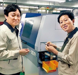김종우 디오메디칼 대표(왼쪽)가 성남 본사 생산라인에서 직원과 제품 성능에 대해 얘기하고 있다. 디오메디칼 제공